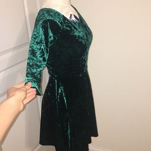 Forever 21 emerald green crushed velvet dress